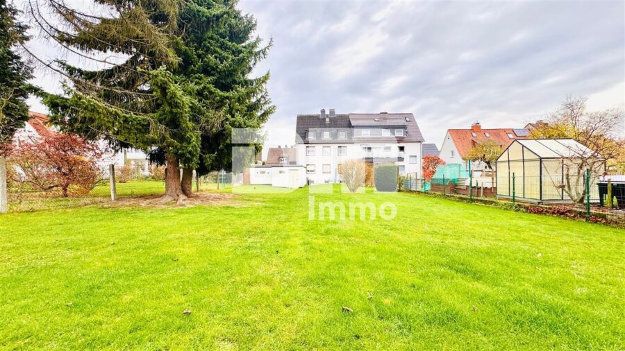 Solides Ein- bis Dreifamilienhaus + zwei Garagen mit großem Grundstück in Traumlage - Großer Gartenbereich